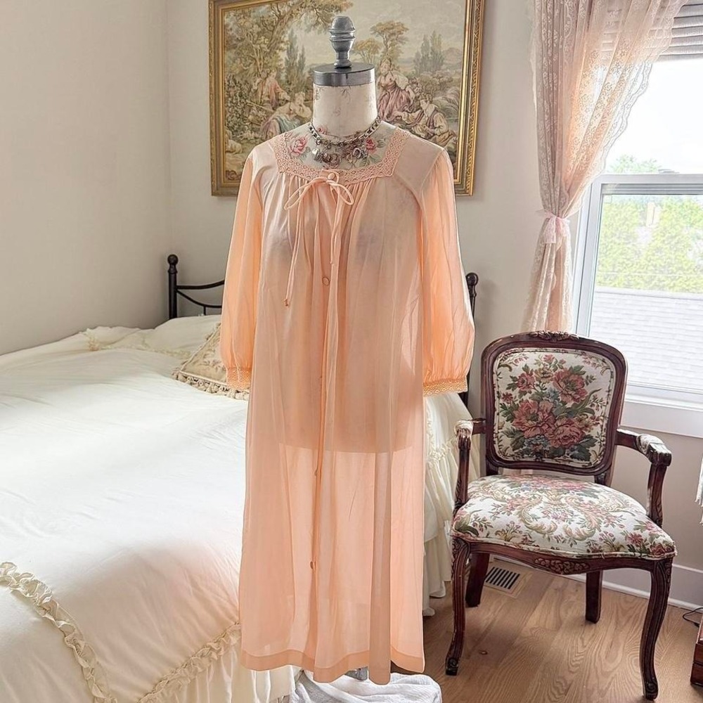 70s peach robe dress‎  70s peach lace robe Lorraine size small